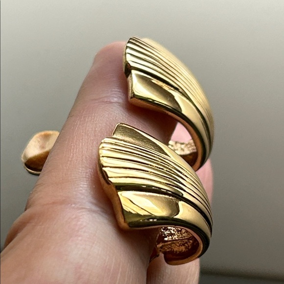 🖤KJL satin Goldtone clip earrings - Picture 2 of 11